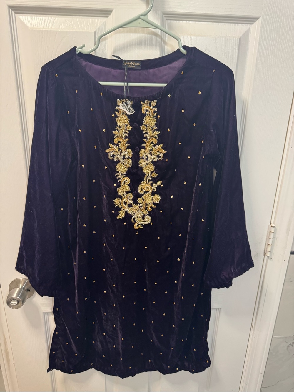 Agha Noor velvet short kurta dupatta